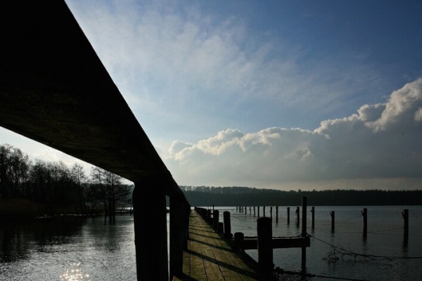 Bådbro i solen af Niels Foltved