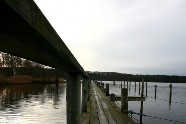 Bådbro i gråvejr af Niels Foltved
