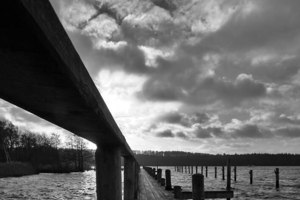 sort hvid bådbro i sol