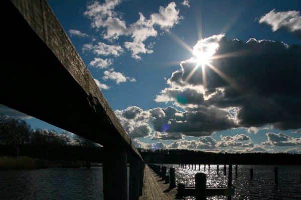 Bådbro i skarp sol af Niels Foltved