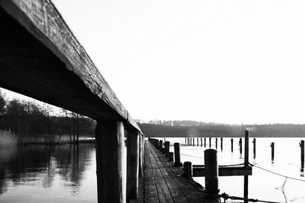 Sort hvid bådbro klar sommeraften af Niels Foltved