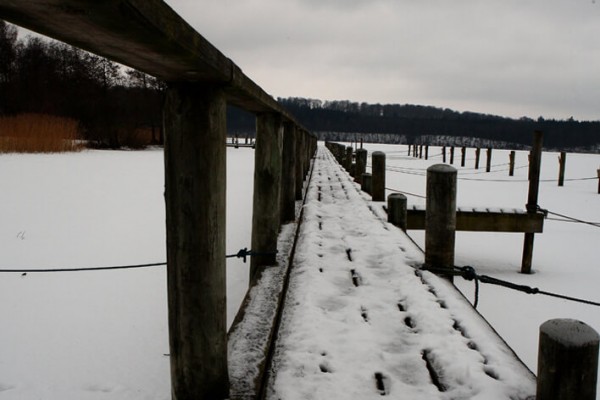 Bådbro med fodspor i sneen af Niels Foltved