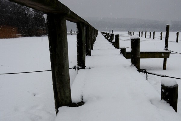 Bådbro med sne af Niels Foltved