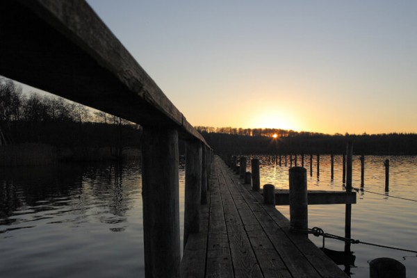 Bådbro og solnedgang af Niels Foltved