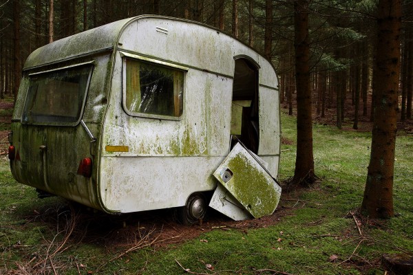 Efterladt campingvogn i skoven af Niels Foltved